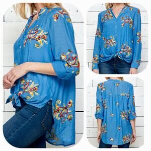 EUC Fig and Flower Roll Tab Sleeve Embroidered Floral Blouse Sz. S Cornflower